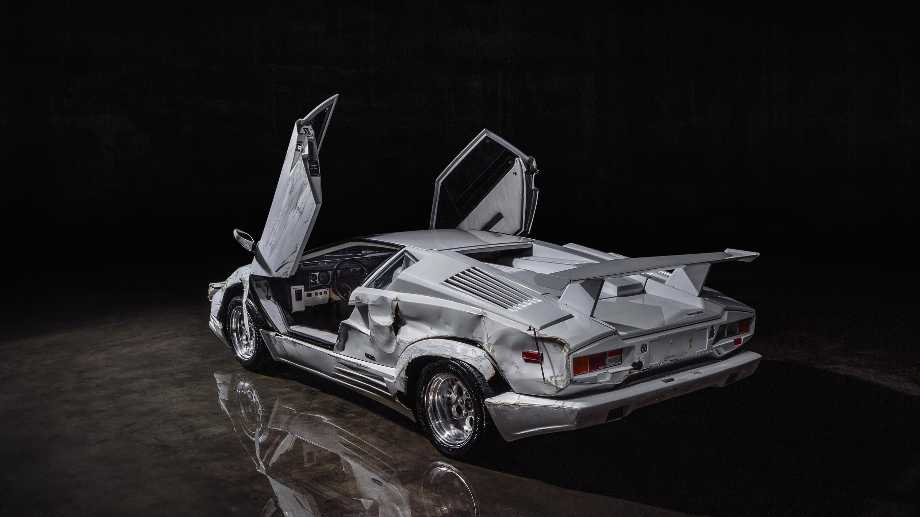カヴァキーニョ Wrecked Lamborghini Countach from 'Wolf of Wall Street